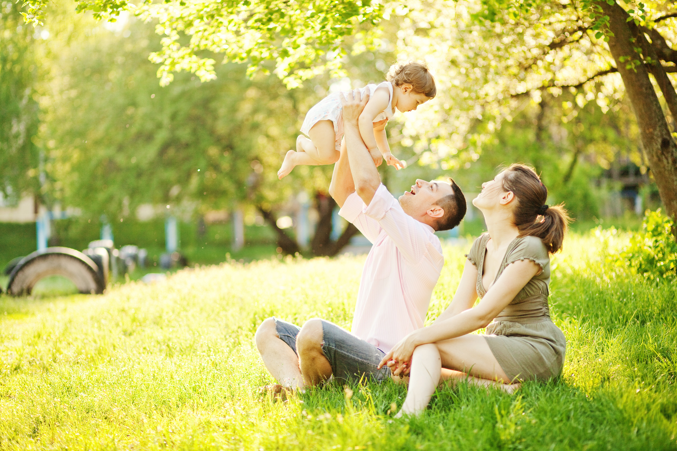 Люди заботившиеся о семье. Счастливая семья на природе. Цитаты про семью. Счастливые люди на природе. Счастливая семья в парке.
